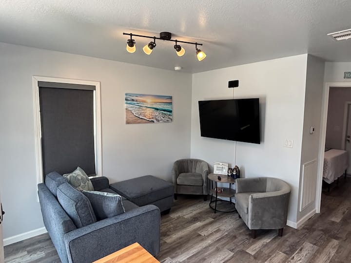 Newly Remodeled Tiny Home 20 Minutes From Disney!~ - Kissimmee, FL