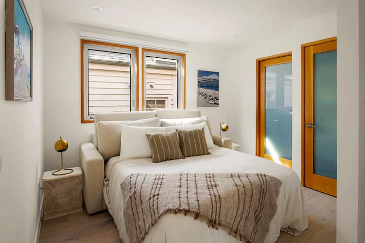 Oceanfront 4 Bedroom Home Venice Beach - Guest Bedroom in Soft Neutral Tones