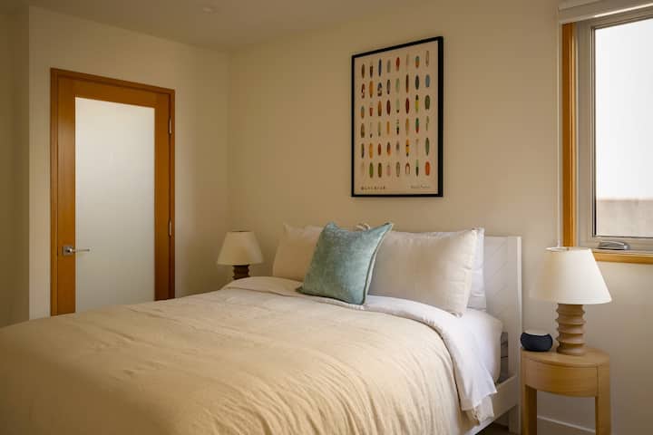 Oceanfront 4 Bedroom Home Venice Beach - Restful Guest Bedroom with Coastal Print
