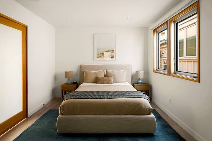 Oceanfront 4 Bedroom Home Venice Beach - Guest Bedroom with Navy Accents