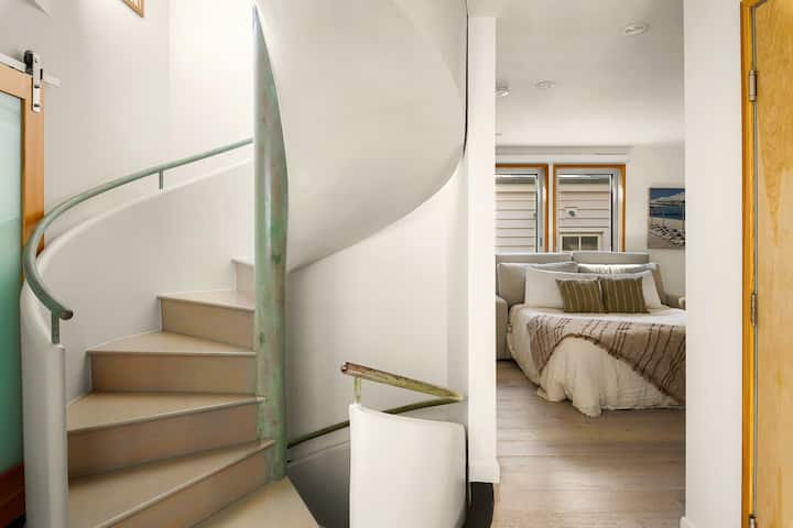 Oceanfront 4 Bedroom Home Venice Beach - Spiral Stair Landing to the Bedroom