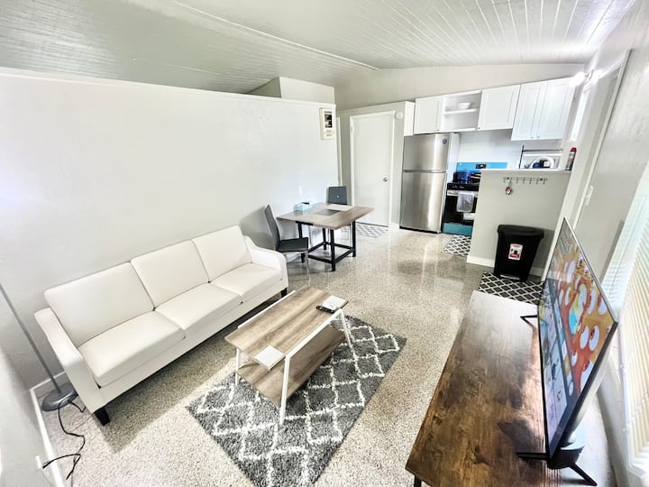 Lovely Hwd 1/1 Apt Close To Beaches & Airport - Hallandale Beach, FL