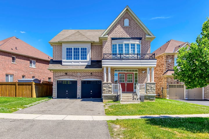 Executive 4br Home | Jacuzzi | Fireplace | Office - Brampton