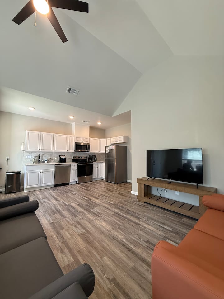 Close To Downtown, Hottub, Fire Pit, Full Kitchen - Savannah, GA