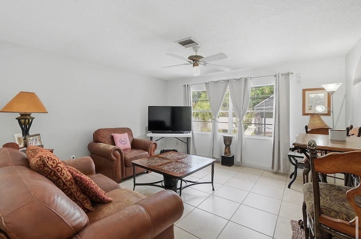 Bright & Welcoming Stay - Oviedo, FL
