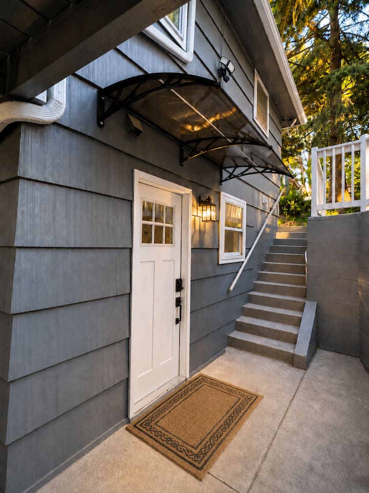 Bright 2br Home Near Seatac W/ Fireplace & Yard - Tukwila, WA