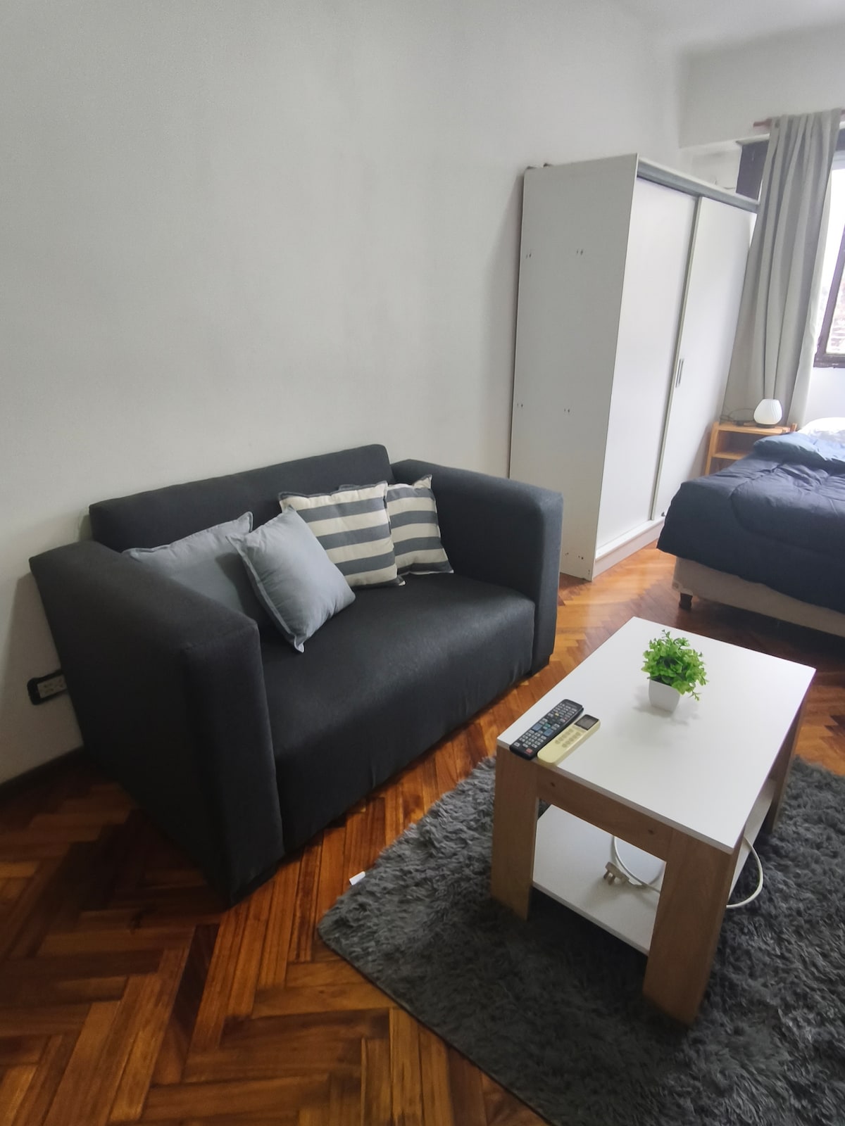 Bright studio, double bed, AC