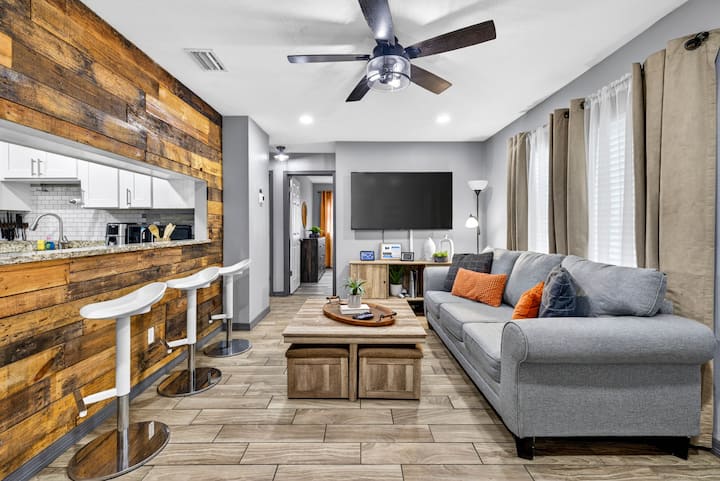 Clean & Cozy | Minutes To Busch Gardens | Spacious - Tampa, FL