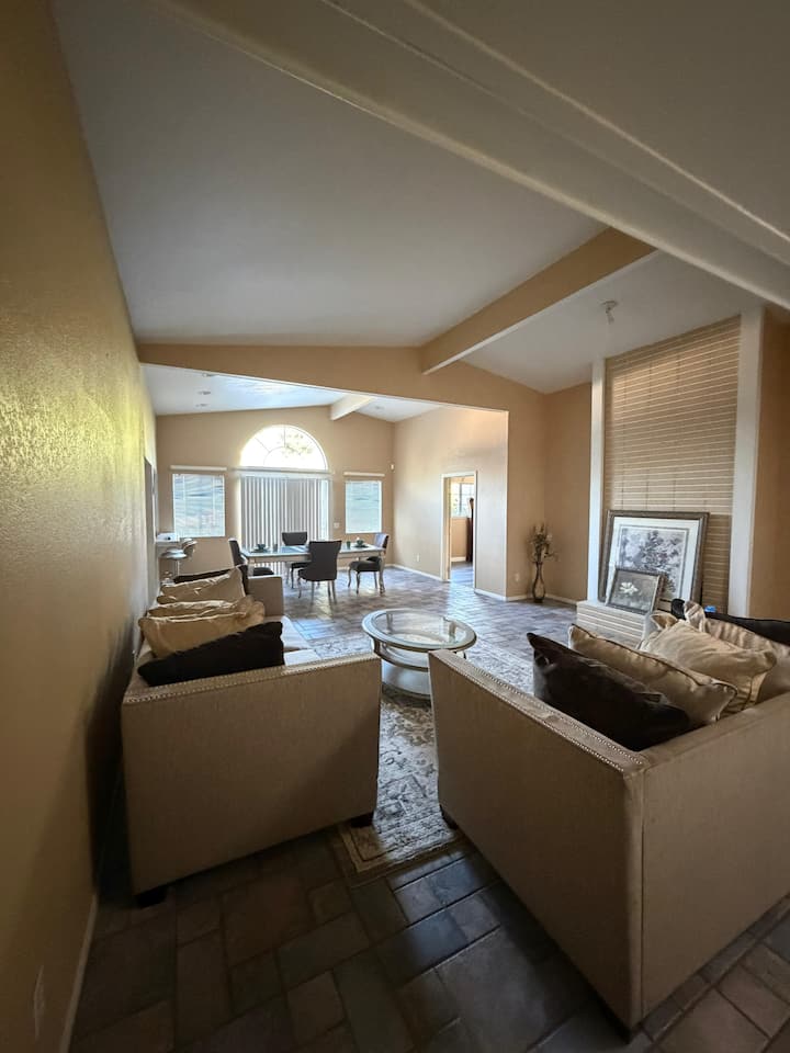 Av's Beautiful Serene Home. - Lancaster, CA
