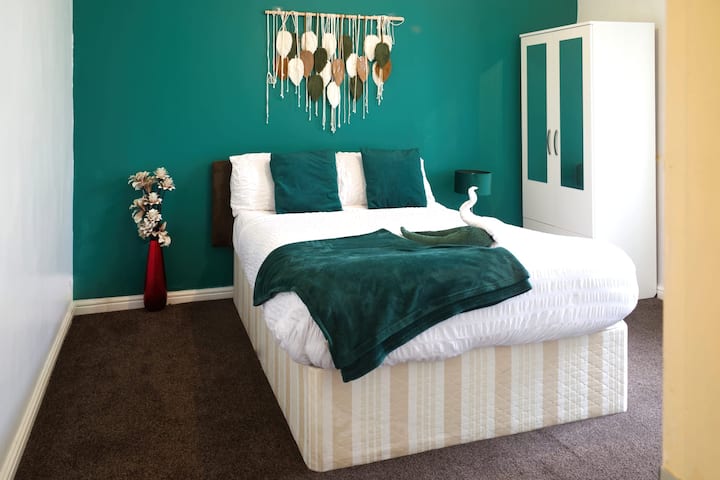 Spacious 5br House | Fast Wi-fi | Sleeps 11 - Wolverhampton