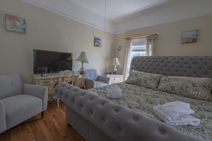 The Admiral's Room - Harwich, MA