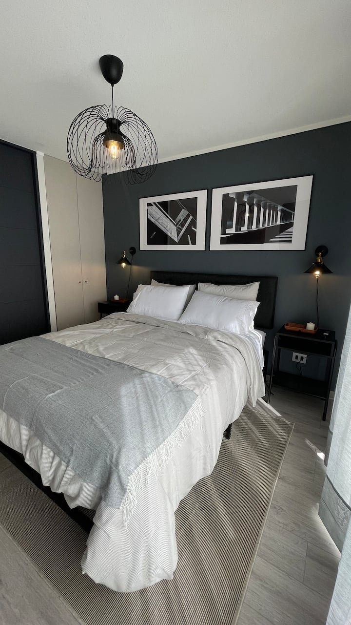Dhomë gjumi moderne në stil urban. Është një hapësirë e rehatshme, private dhe elegante për të pushuar me një ndjesi të mirë si në një hotel boutique. Ka një krevat dopio "queen", perde të dyfishta, televizor, dollapë për ruajtjen e bagazheve, hekur për hekurosje, ndër të tjera.