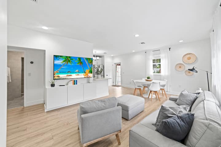 Modern 2br Home •Central Miami • 10 Min To Airport - Hialeah, FL