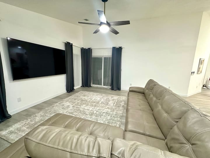 Private King Room #1 • Workspace • 55” Tv • Keypad - Riverview, FL