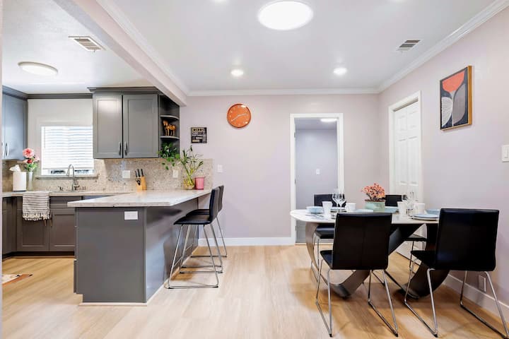Fresh 3br East Bay Home Near Oak | 2 Parking Spots - San Leandro, CA