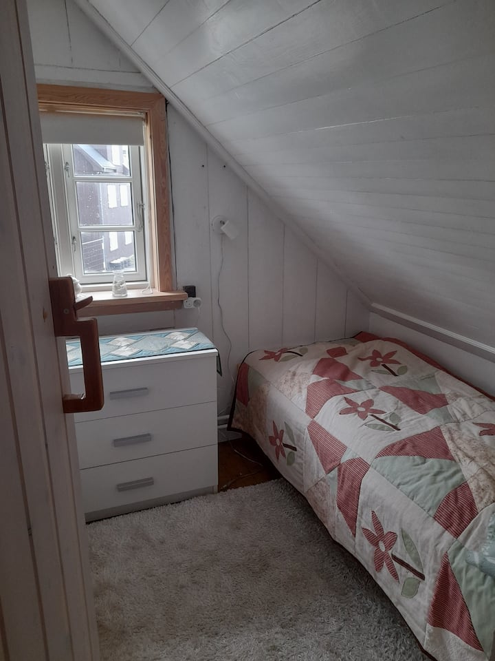 ห้องเล็กนี้มี 2 เตียง