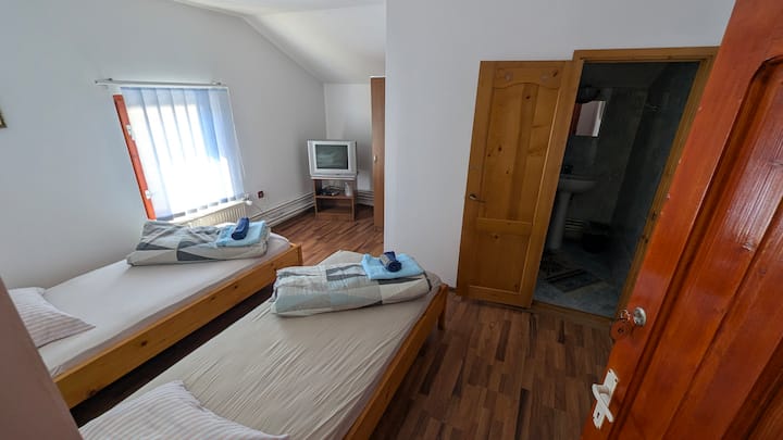 Camera 2 Paturi Baie Privata șI Televizor - Rodna
