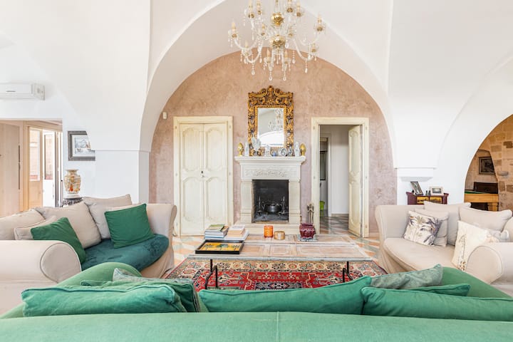 Private Room In An Historic B&b With Pool, Luna - Oria
