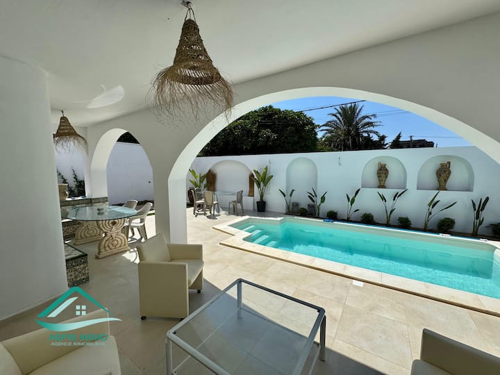 Villa S+5 Avec Piscine à 100 Mètres Plage - Kélibia