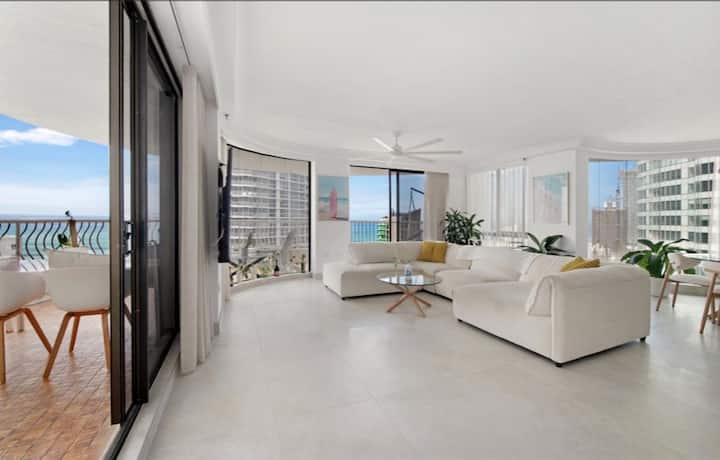 Ocean-view 2br Walk To Beach, Dining & Rail - Gold Coast
