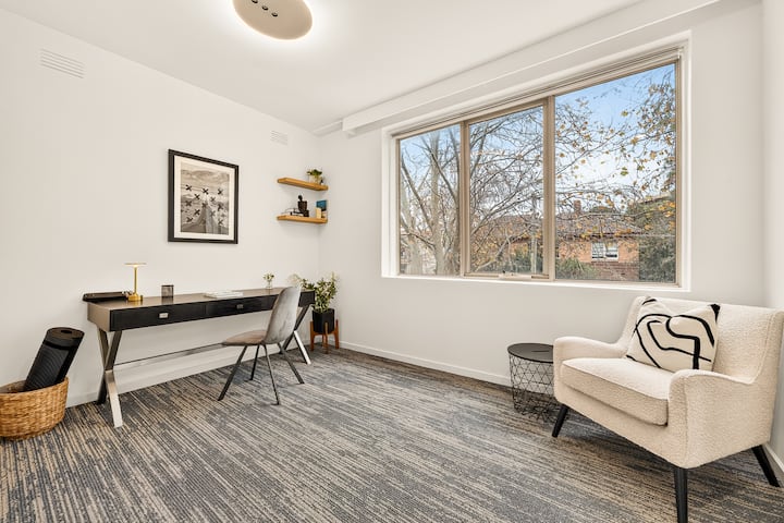 Calm King Hideaway With Study & Wellness Space - Melbourne