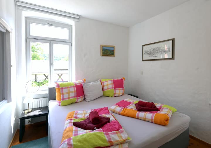 1,80m Bett mit Bettwäsche und Handtüchern