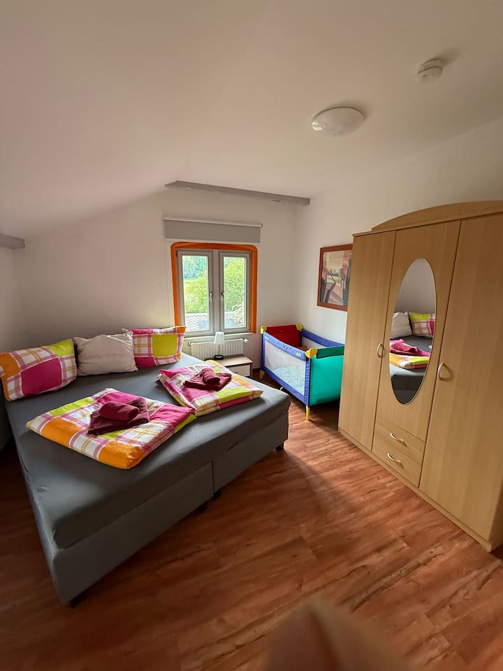 1,80m Bett mit Bettwäsche und Handtüchern & Kinderbett