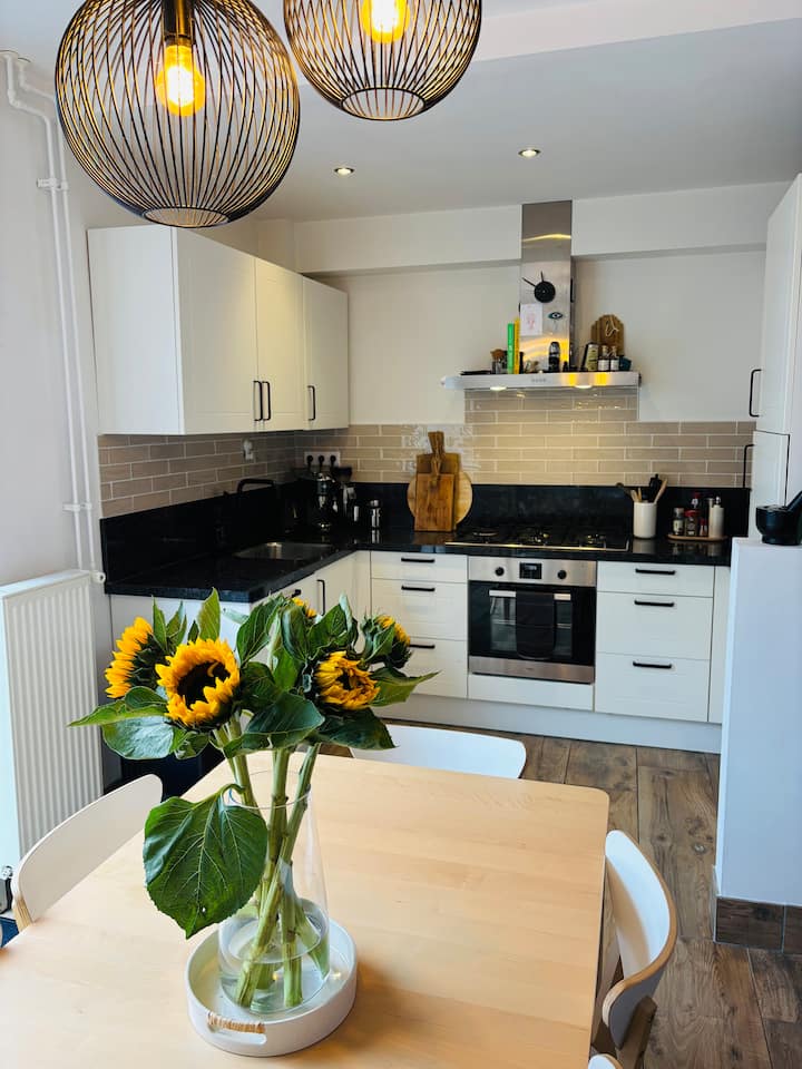 3 Bedroom Family Home. Close To Beach, F1 & City. - Heemstede