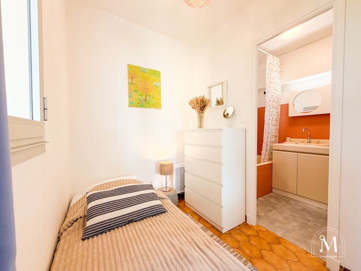 Habitación 2 en la planta baja con espacio de almacenamiento y acceso único al baño