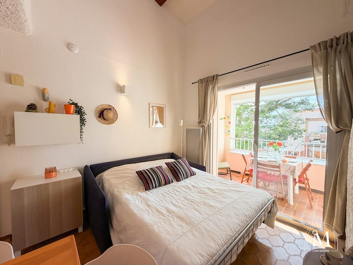 Sala de estar con sofá cama convertible, comedor y cocina abierta a la sala de estar
