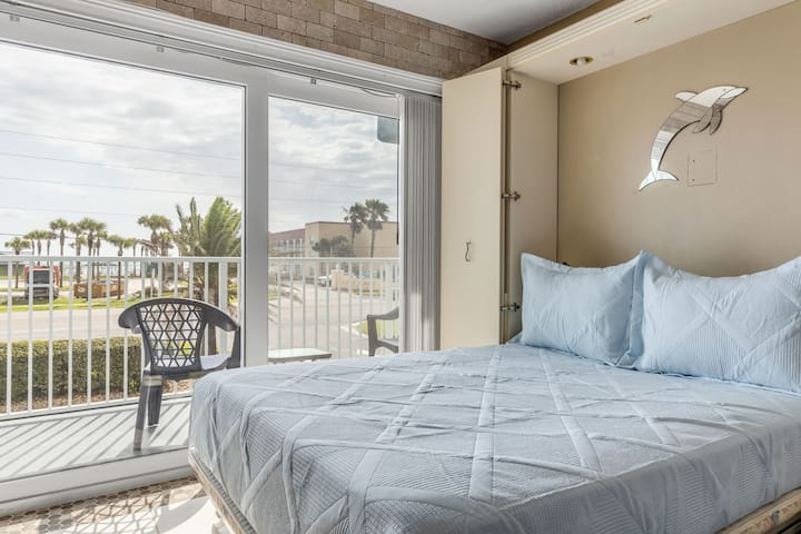 Mariners Cove Condo | Steps To Beach | Pool - New Smyrna Beach, FL