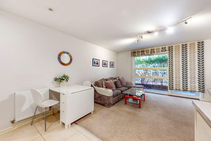 Bright 1br Flat W/private Patio Near Canary Wharf - Canary Wharf - London