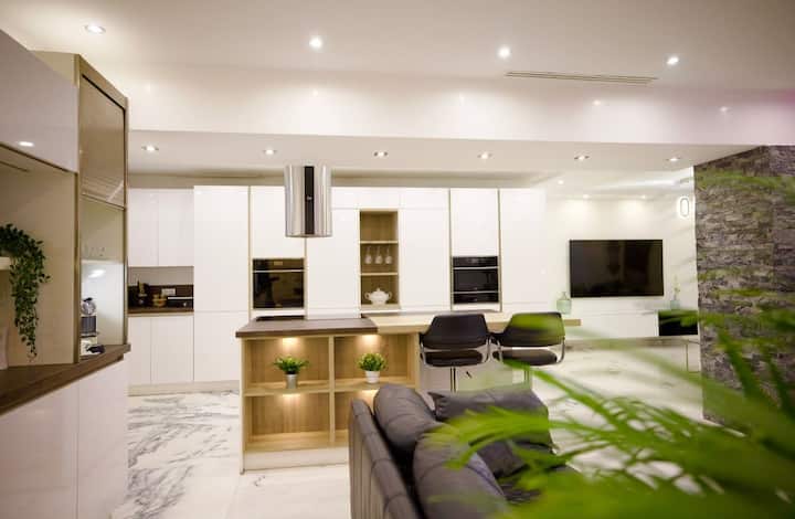 Modern Luxury Apartment | Walk To Beach & Center - 탠지어