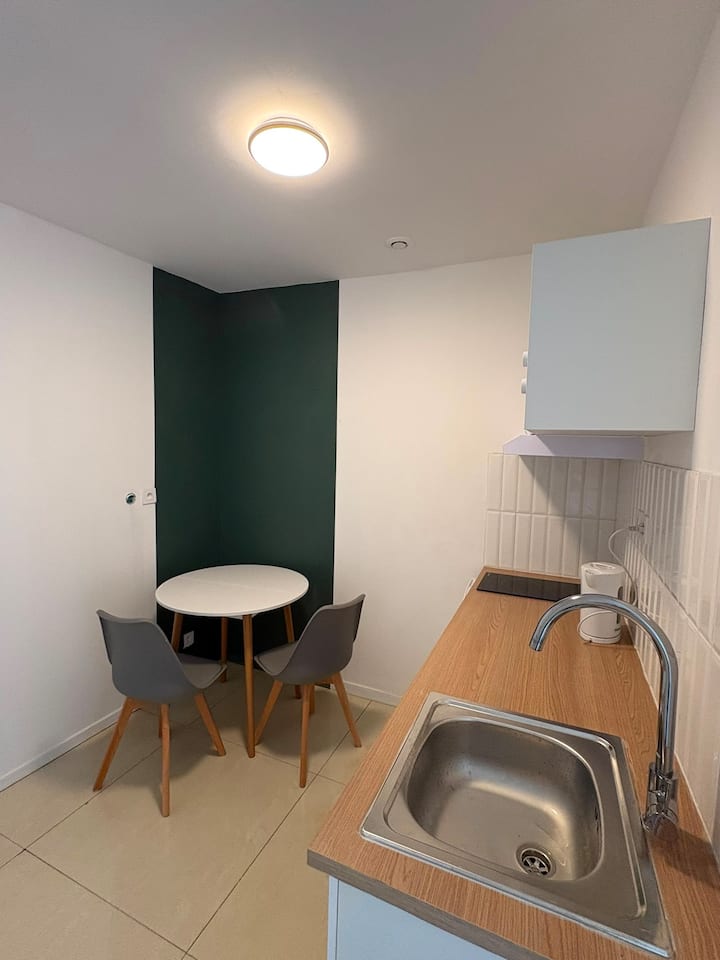 #211 Studio Indépendant, Près De Paris, Métro L9 - Romainville