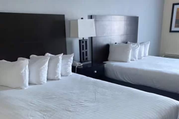 One Unit Two Queen Beds | Pool & Lake Access - Houghton Lake, MI