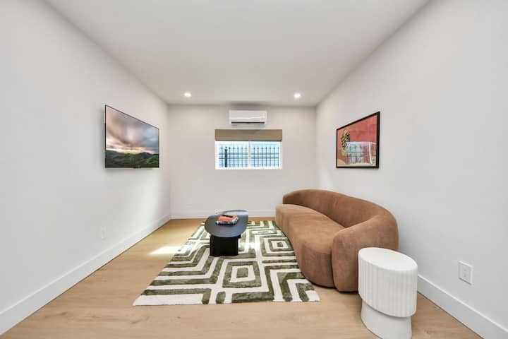 Colorblock | Creative Loft W/ Fast Wifi+workspace - Houston, TX