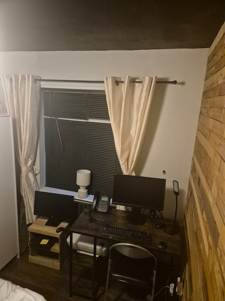 Dhomë më e vogël me krevat dopio dhe tavolinë pune