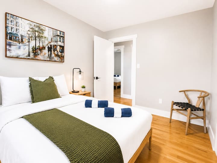 Relájate en el dormitorio 3, que cuenta con una cómoda cama doble y un ambiente sencillo y tranquilo.