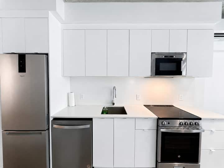 Luxury Studio Near Concordia | Skyline Views - Montreal