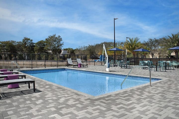 2 Units Of Queen Suite | Pool | Breakfast Included - Davie, FL