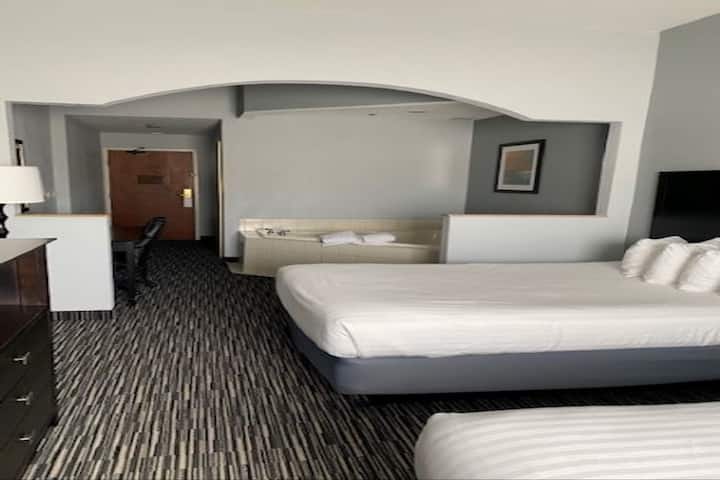 2 Queen Beds | Free Breakfast | Near Lake & Park - Houghton Lake, MI