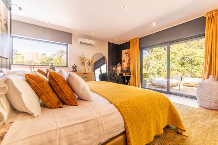 Suite principale avec salon véranda — Villa Solare, villa de vacances avec piscine chauffée en bordure du golf Quinta do Perú, Azeitão près de Lisbonne