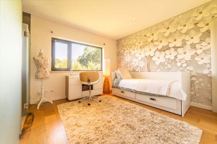 Salle de bain avec douche à l'italienne — Villa Solare, villa de vacances avec piscine chauffée en bordure du terrain de golf Quinta do Perú, Azeitão, près de Lisbonne