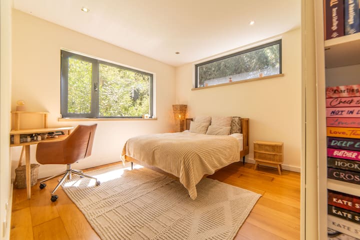 Suite parentale — Villa Solare, villa de vacances avec piscine chauffée en bordure du terrain de golf Quinta do Perú, Azeitão, près de Lisbonne