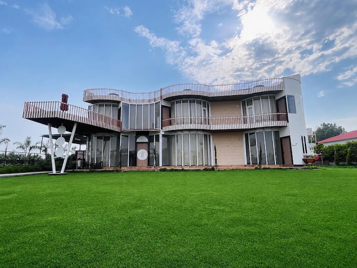 4 Bhk Luxury Farmhouse With River View. - Noida