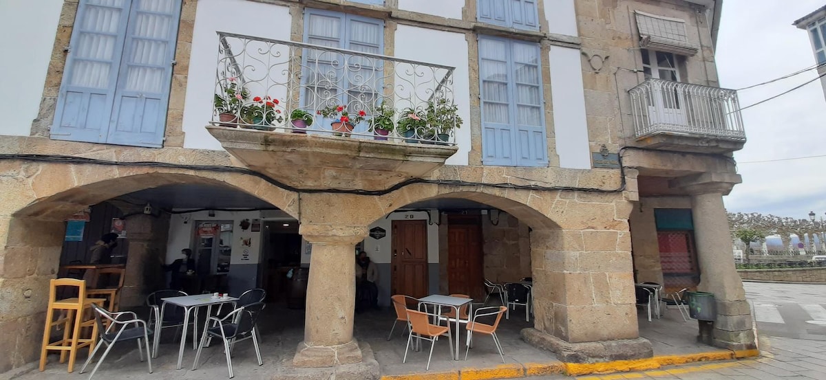 Vista de la casa reformada en el casco histórico de Celanova