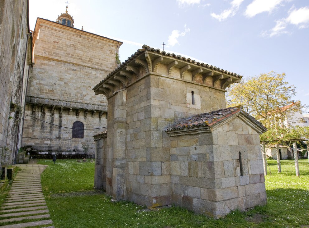 Vista de la casa reformada en el casco histórico de Celanova