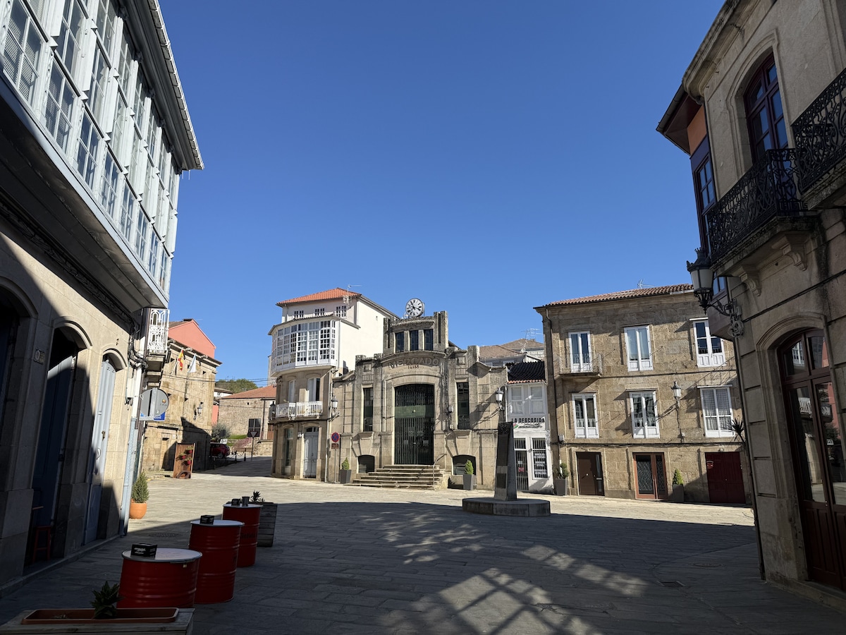Vista de la casa reformada en el casco histórico de Celanova