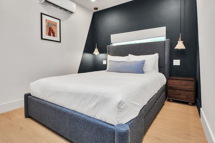 استمتع بالراحة في سرير مقاس كوين مزود بمرتبة من الإسفنج عالي الجودة من Helix Hospitality مقاس 10 بوصات، مصممة لقضاء ليلة مريحة ومريحة.