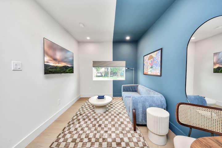 Colorblock Lofts | Stylish Urban Apt Near Downtown - Houston, TX